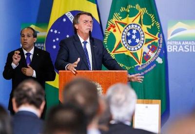 Bolsonaro reclama de relação com Biden, mas espera diálogo