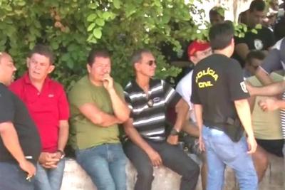 Sob risco de prisão, policiais protestam com algemas nos punhos em Natal