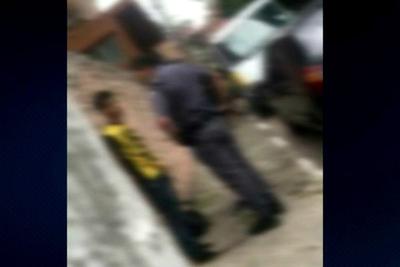 Soldado da PM é filmado agredindo adolescente na porta de escola
