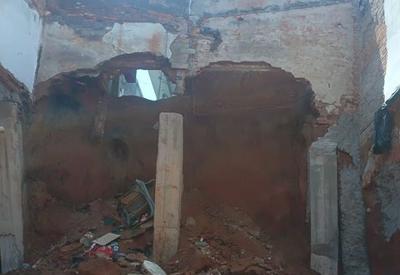 Desabamento em casa deixa 4 pessoas soterradas em São Paulo
