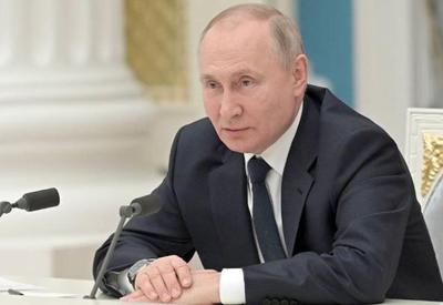 Putin reconhece conflito "longo" e ameniza fala sobre armas nucleares