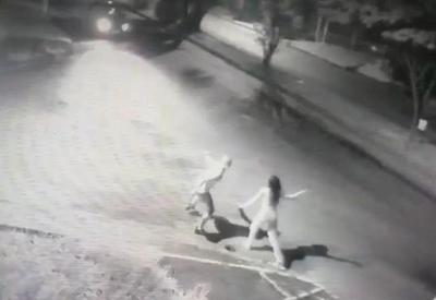Vídeo: casal arremessa pedras em carro de motorista de app e é atropelado