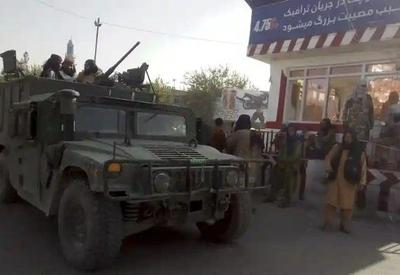 Talibã expõe corpos de quatro supostos sequestradores em guindastes