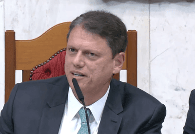 Tarcísio chama Flávio Bolsonaro de “futuro presidente” e reforça apoio em ato do PL