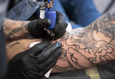 Conselho Federal de Medicina proíbe uso de anestesia para tatuagens 