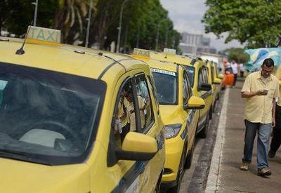 245 mil taxistas começam a receber auxílio de R$ 1 mil