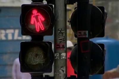 Tempo de alguns semáforos é menor que velocidade de caminhada dos pedestres