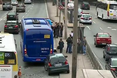 Tentativa de assalto acaba em tiroteio e morte dentro de ônibus