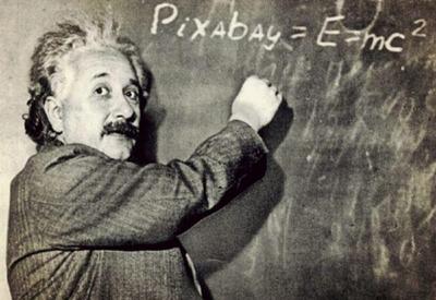 Manuscrito de Albert Einstein é leiloado por R$ 72,7 milhões na França