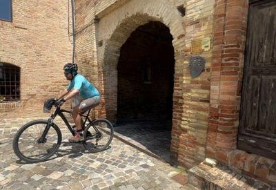 Descubra os Segredos do queijo de fosso em uma Viagem de Bike pela Itália
