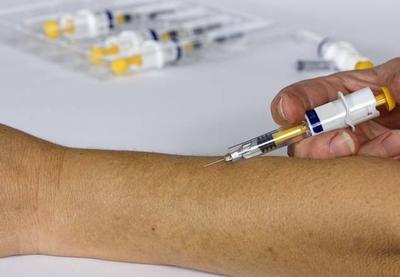 Testes com vacina de Oxford são retomados hoje no Brasil