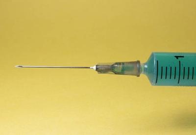 Testes da vacina de Oxford já foram paralisados antes, diz secretário britânico