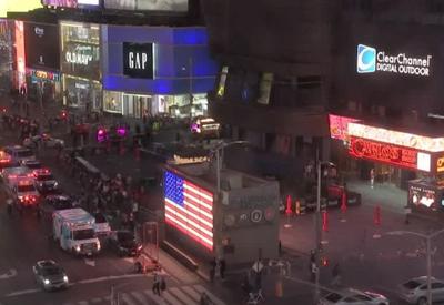Jovem de 17 anos abre fogo e deixa três pessoas feridas em Nova York, nos EUA; veja vídeo