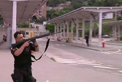 Tiroteio entre traficantes e policiais leva pânico à zona oeste do Rio
