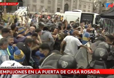 Antes de abrir, velório de Maradona tem confronto com a polícia