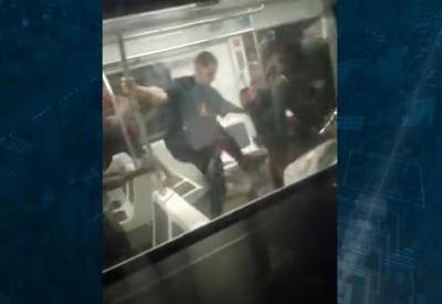 Torcedores de organizadas do Flamengo brigam entre si dentro de trem