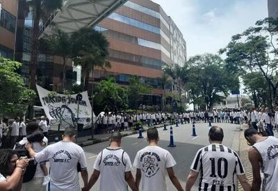 Grupo de torcedores faz vigília em solidariedade a Pelé