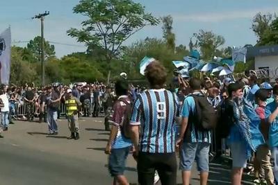 Torcida do Grêmio acompanha embarque do time para o Mundial