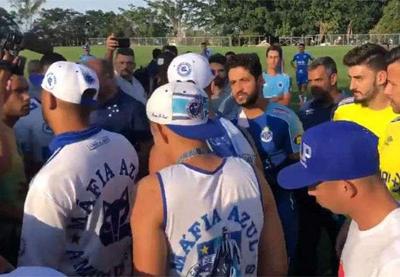 Torcida organizada invade CT do Cruzeiro e solta rojões em jogadores