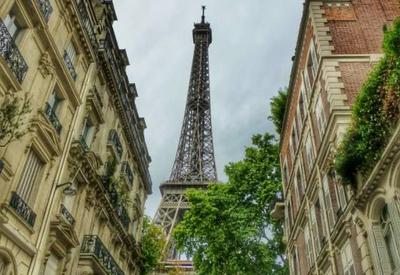 Após 9 meses fechada na pandemia, Torre Eiffel reabre visitação em Paris