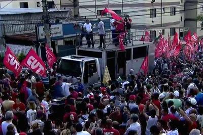 Trabalhadores passam o dia em frente ao Sindicato dos Metalúrgicos do ABC