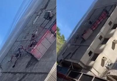 Vídeo flagra trabalhadores pendurados em prédio após queda de plataforma no ES