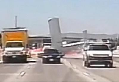 Flagrante: avião faz pouso forçado no meio de estrada, nos EUA