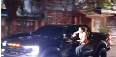 Após flagrar traição, mulher se pendura em carro para tentar impedir fuga de marido