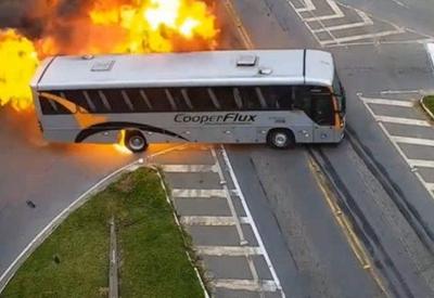 Acidente entre carro, ônibus e caminhão causa explosão na PR-423, no Paraná; ASSISTA