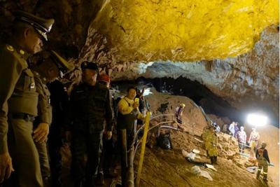 Treinador e quatro crianças ainda estão em caverna na Tailândia
