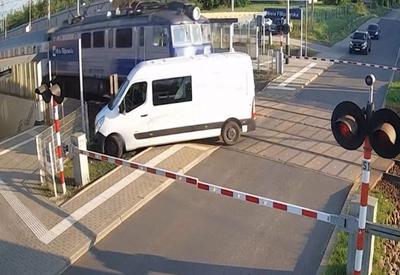 Vídeo: Trem colide com van na Polônia; motorista sai ileso