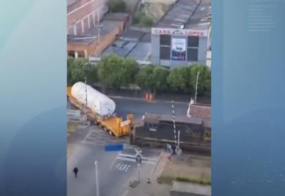 VÍDEO: Trem colide com carreta no interior do Rio de Janeiro