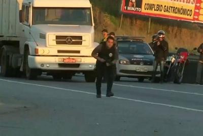 Troca de tiros na rodovia Rio-Santos assusta motoristas