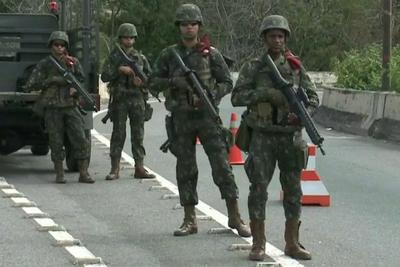 Tropas federais patrulham ruas do Rio de Janeiro neste sábado (29)
