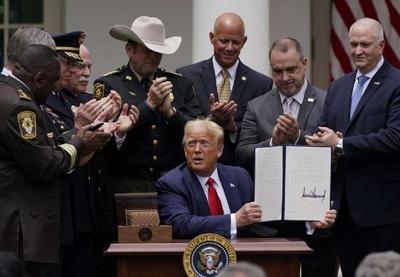 Trump assina decreto que promove reforma na polícia dos Estados Unidos