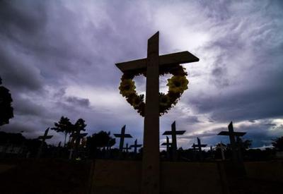Brasil inicia semana com mais mortes diárias pela covid-19 que EUA