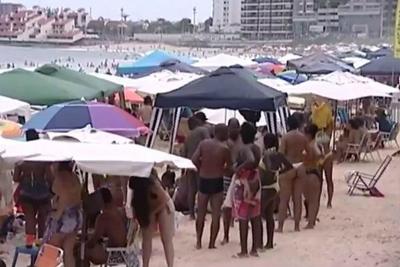 Turistas e moradores denunciam preços abusivos em praia de Guarapari