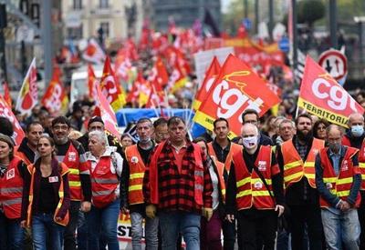 Possível reforma da previdência leva milhares de franceses às ruas