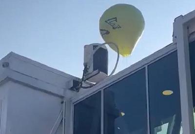 Balão cai sobre avião em aeroporto no RJ e pega fogo na pista