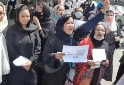 Talibã dispersa protesto de mulheres com gás lacrimogêneo e tiros