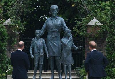 Príncipe William e príncipe Harry inauguram estátua de Diana