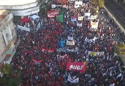Milhares de pessoas vão às ruas na Argentina para protestar por trabalho