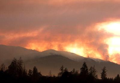 Ventos dificultam operação de bombeiros em incêndio florestal da Califórnia