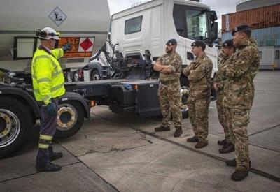Em meio à crise do transporte de combustíveis, Reino Unido chama militares