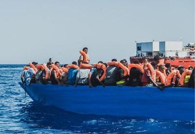 Navios humanitários resgatam mais de 800 pessoas no mar Mediterrâneo