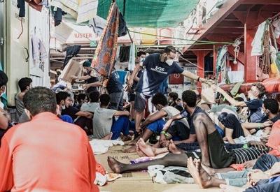 Navios com 800 náufragos resgatados denunciam situação insustentável