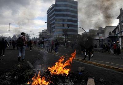 Em meio à protestos, Equador anuncia corte no preço dos combustíveis
