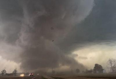 Nova passagem de tornado deixa ao menos 10 mortos nos Estados Unidos