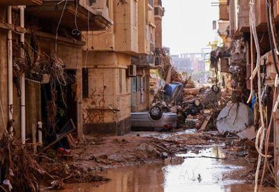 Equipes de resgate recuperam mais de 2 mil corpos após inundações na Líbia