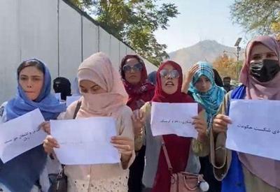 Jornalistas são reprimidos durante protesto de mulheres no Afeganistão